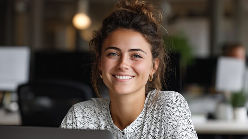 Professionnelle dans un environnement de travail connecté