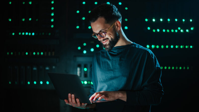 Professionnel supervisant des infrastructures numériques depuis une tablette