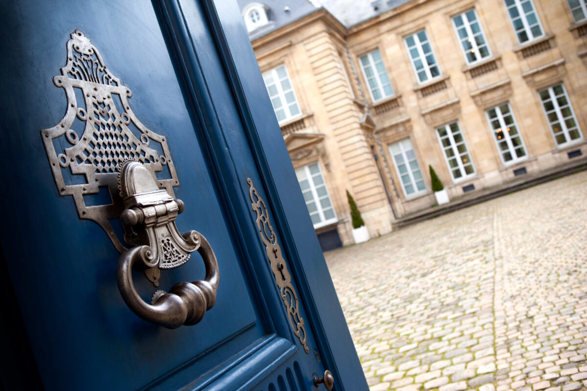 Porte d’entrée avec heurtoir d’un hôtel particulier à Bordeaux