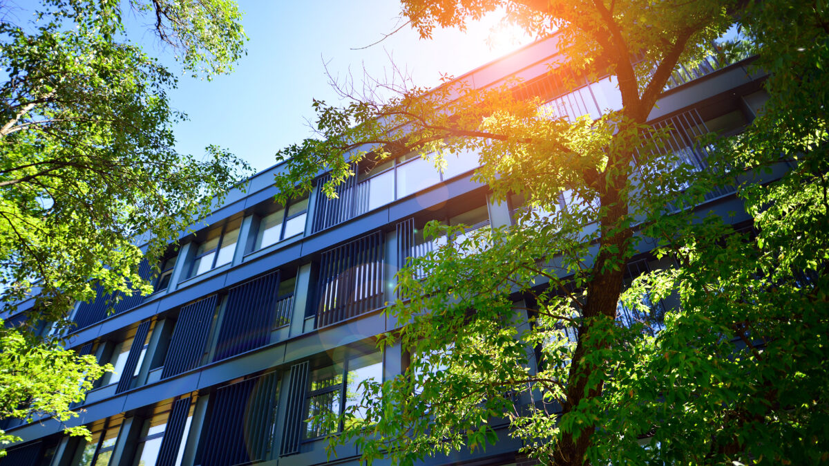 Immeuble de bureaux moderne entouré de végétation illustrant une démarche environnementale durable